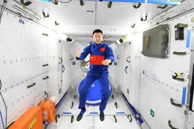 ​我国第一个登上太空的宇航员是谁（我国第一个登上太空的宇航员是谁啊）