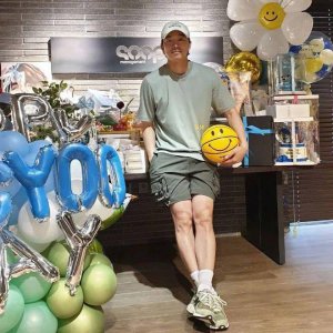 ​孔刘发布 43 岁庆生图，装扮年轻少年感十足