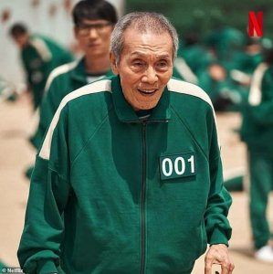 ​鱿鱼游戏BOSS是谁（77岁“鱿鱼游戏大boss”走红，没经纪人找女儿帮忙，拒绝