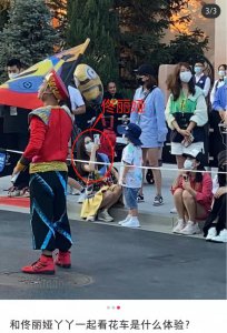​章子怡晒全家福（章子怡一家五口同出游）