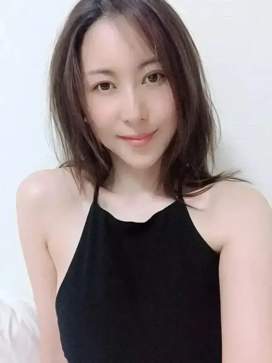 曾是礼仪讲师的松下纱荣子美图合集，体态实在太婀娜！