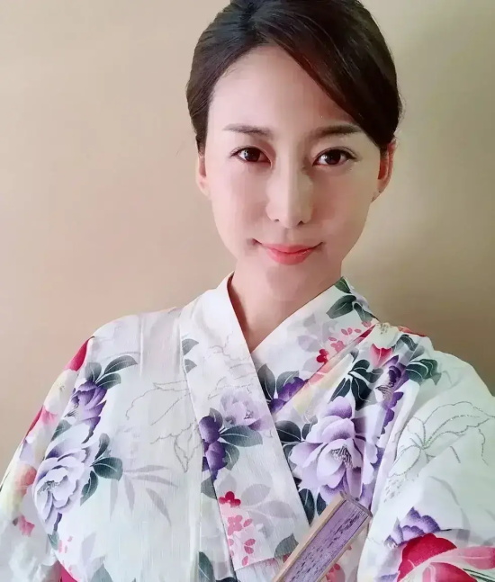 曾是礼仪讲师的松下纱荣子美图合集，体态实在太婀娜！