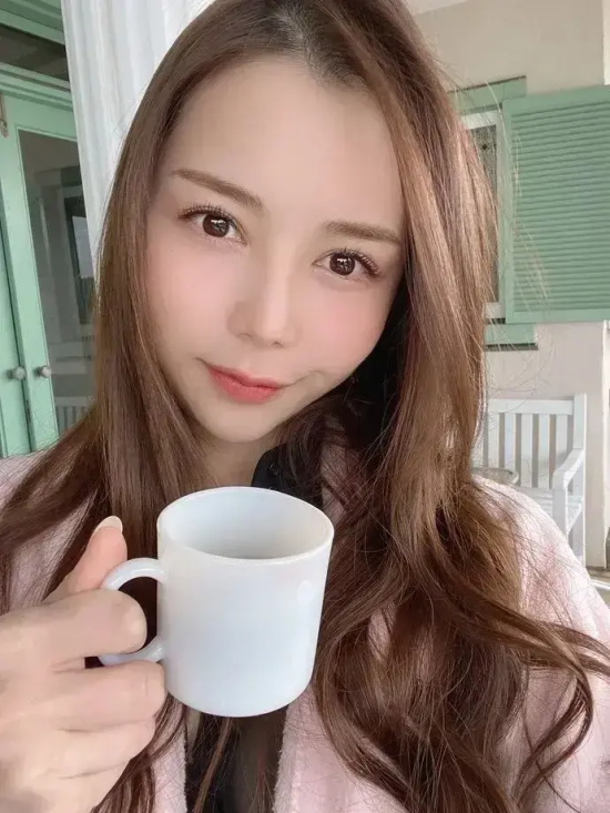岛国女星白峰美羽美图分享，暗黑界的写真冠军！
