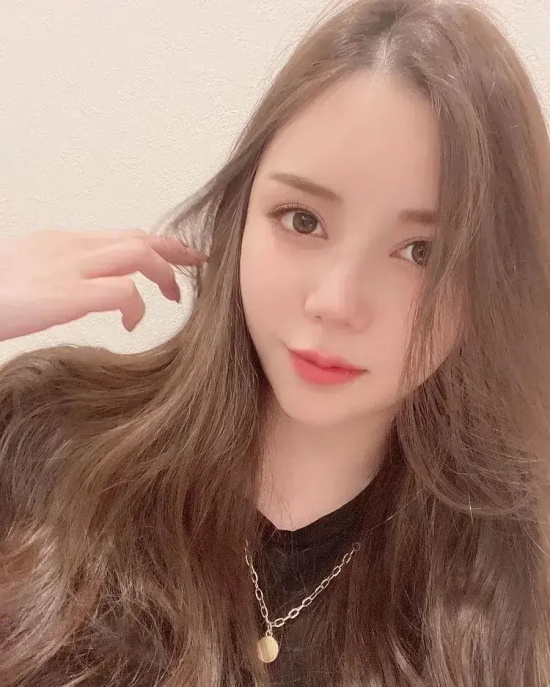 岛国女星白峰美羽美图分享，暗黑界的写真冠军！