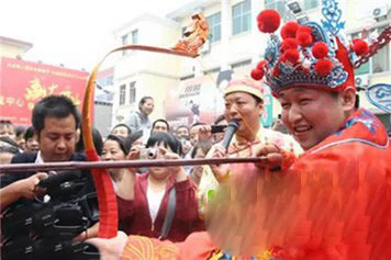 盘点全球最古怪的十大婚礼习俗 竟要喝马桶水