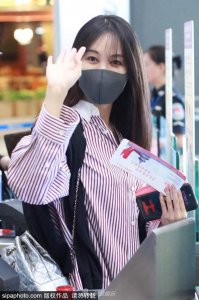 ​李菲儿穿条纹衬衫机场秀美腿 对镜头比 V 可爱露甜笑