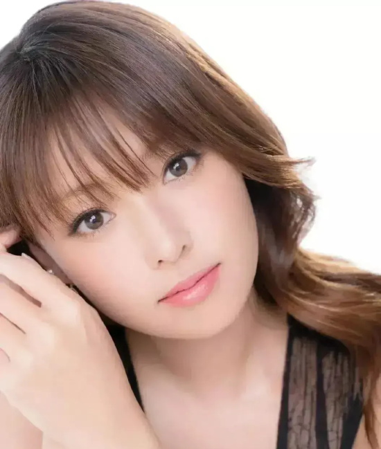 日本冻龄女神深田恭子：性感与可爱兼并