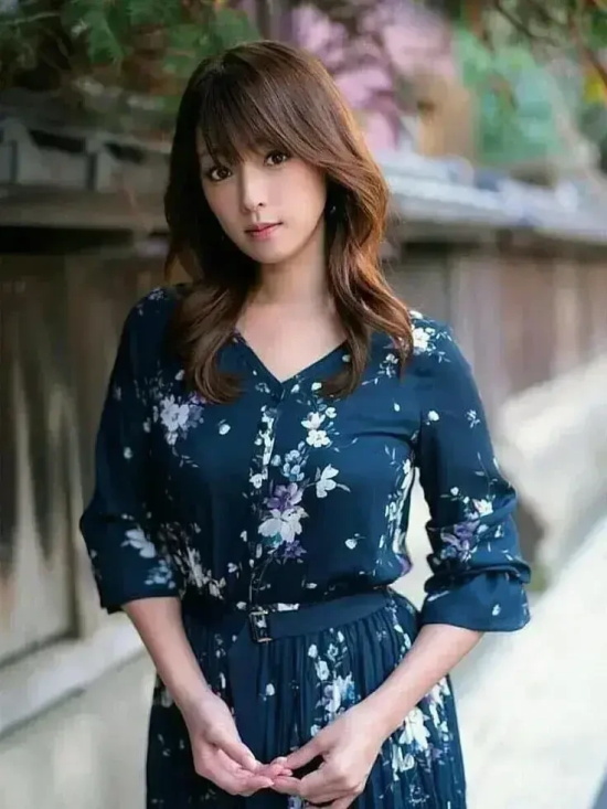 日本冻龄女神深田恭子：性感与可爱兼并
