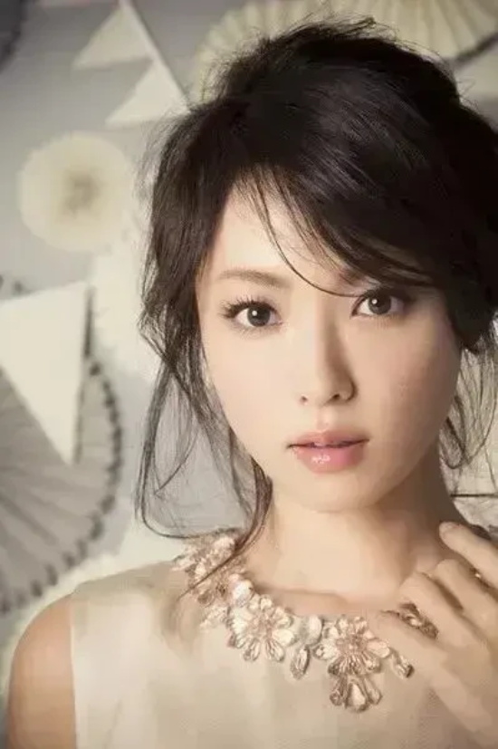 日本冻龄女神深田恭子：性感与可爱兼并