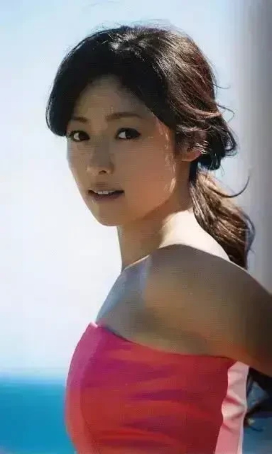 日本冻龄女神深田恭子：性感与可爱兼并