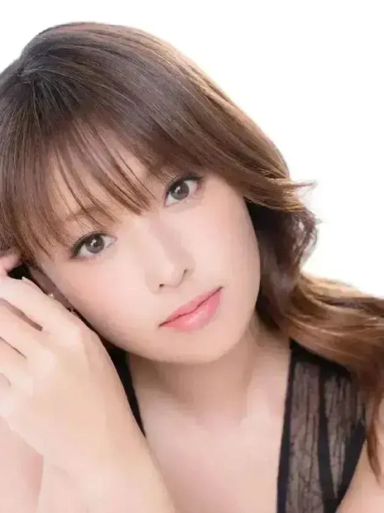 日本冻龄女神深田恭子：性感与可爱兼并