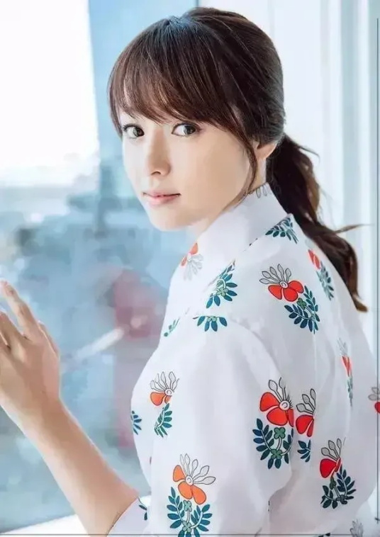日本冻龄女神深田恭子：性感与可爱兼并