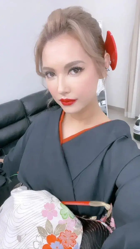 从性感尤物到霸道女总裁的小泽玛利亚美图分享，真正的女神！