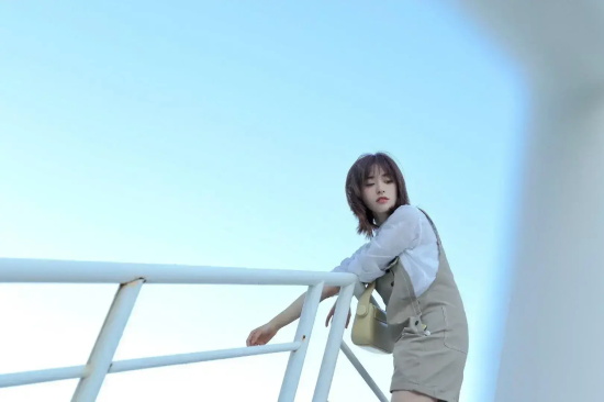 沈月：甜度满分的白衬衫少女高清写真合集