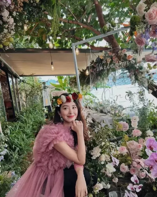 杨采钰洱海边拍30岁生日写真，头戴花环好似花仙子