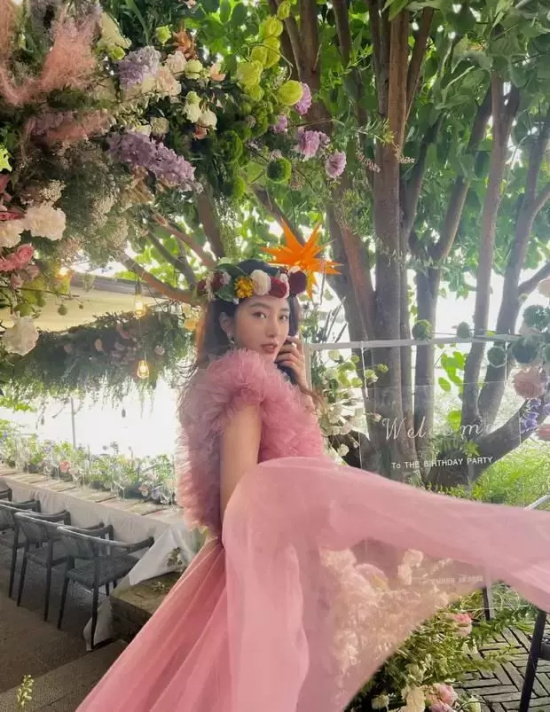 杨采钰洱海边拍30岁生日写真，头戴花环好似花仙子