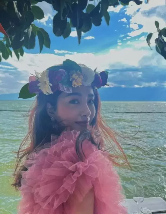 杨采钰洱海边拍30岁生日写真，头戴花环好似花仙子