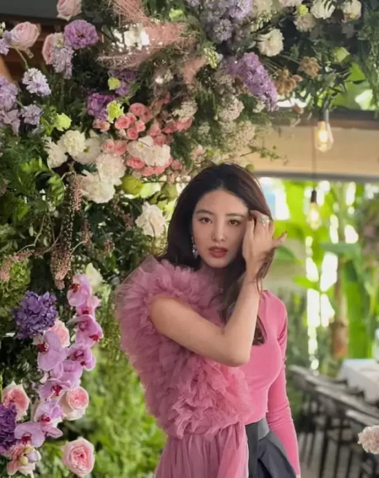 杨采钰洱海边拍30岁生日写真，头戴花环好似花仙子