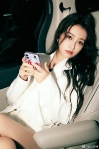 ​孙怡身穿白色西装大秀美腿的写真合集