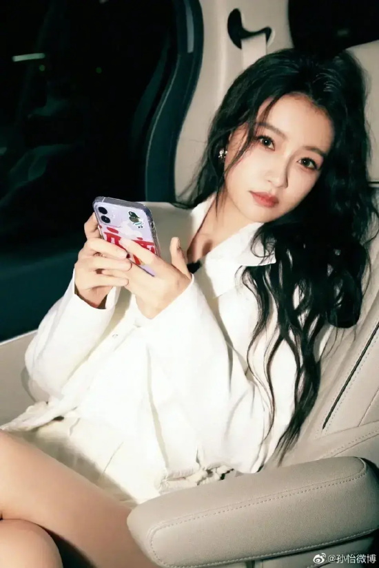 孙怡身穿白色西装大秀美腿的写真合集