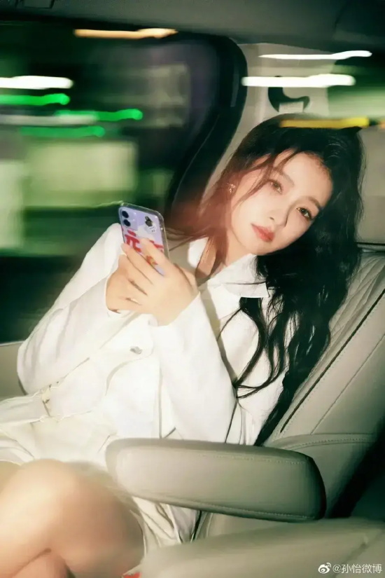 孙怡身穿白色西装大秀美腿的写真合集
