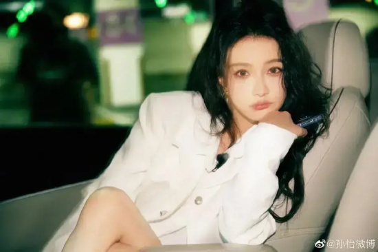 孙怡身穿白色西装大秀美腿的写真合集
