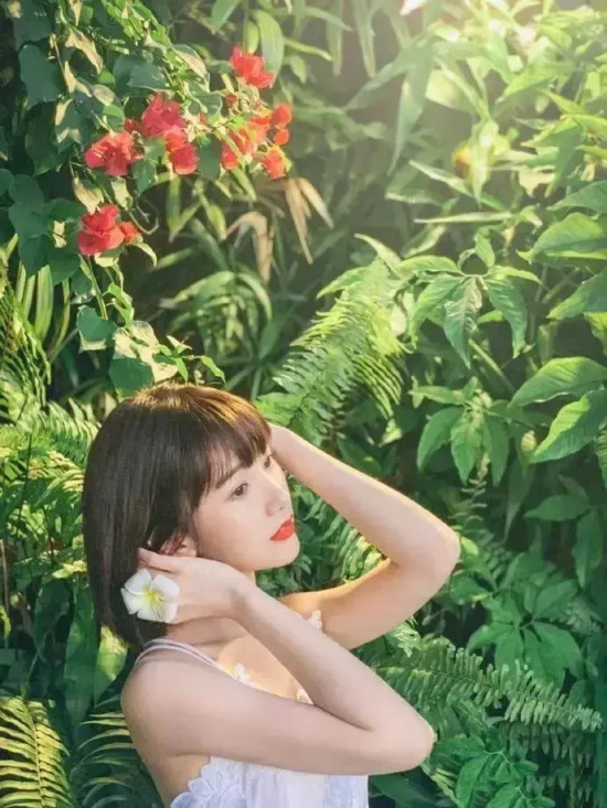 毛晓彤露背吊带裙拍清新写真