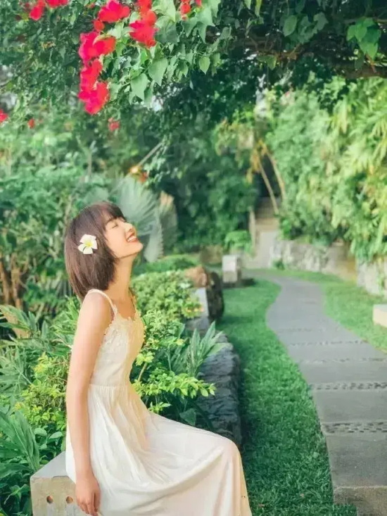 毛晓彤露背吊带裙拍清新写真