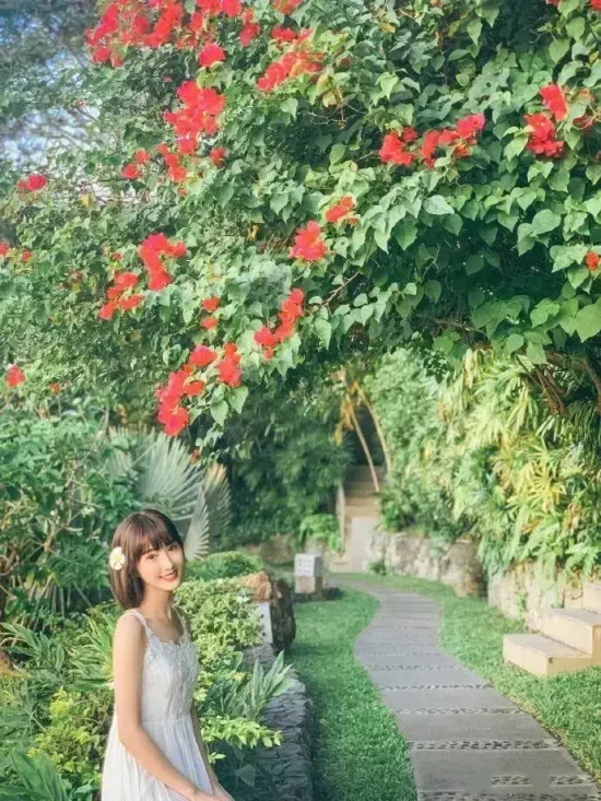 毛晓彤露背吊带裙拍清新写真