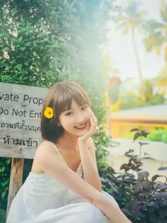 毛晓彤露背吊带裙拍清新写真