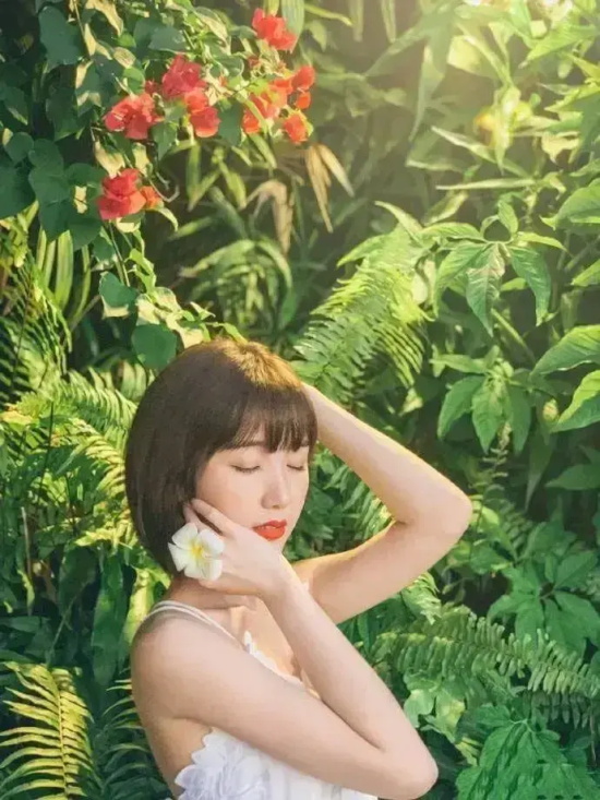 毛晓彤露背吊带裙拍清新写真