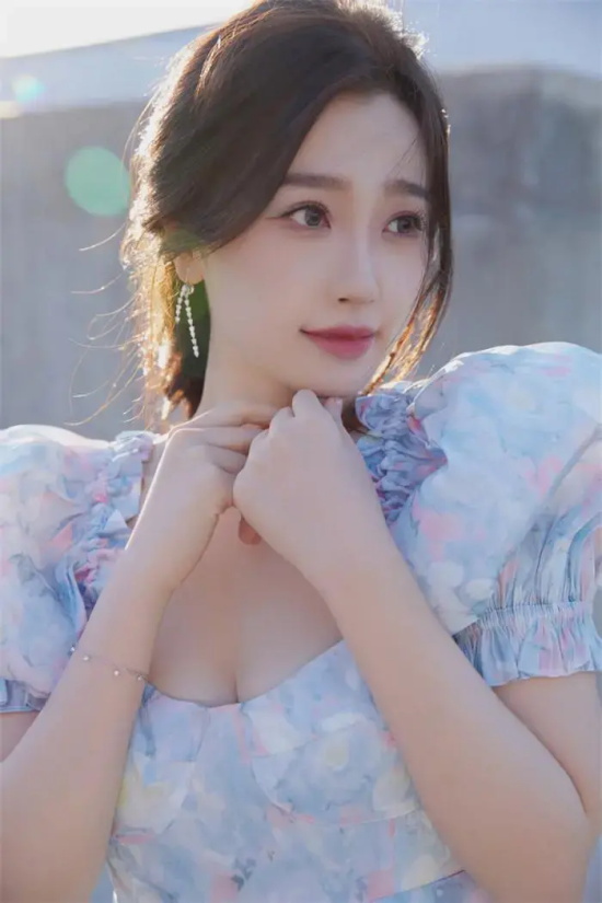 上海甜妹虞书欣美上热搜，马卡龙妆容甜美可人