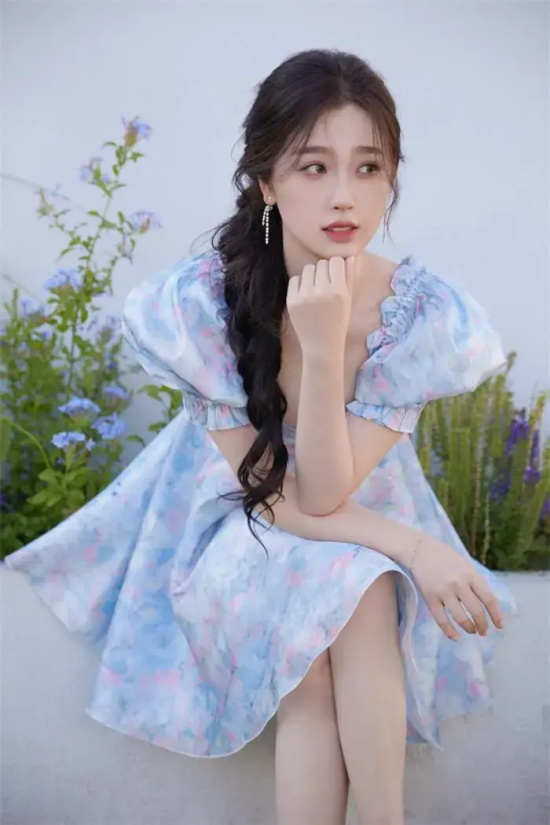 上海甜妹虞书欣美上热搜，马卡龙妆容甜美可人