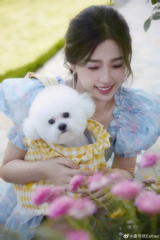 上海甜妹虞书欣美上热搜，马卡龙妆容甜美可人