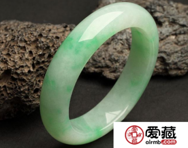 ​如何挑选翡翠手镯?(如何挑选翡翠手镯及保养)