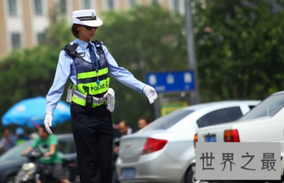 ​最美女交警毅然穿制服 资深模特变身制服女神