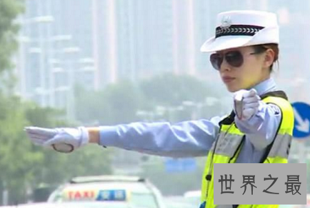 最美女交警毅然穿制服 资深模特变身制服女神