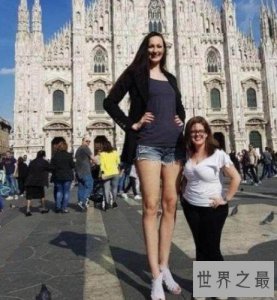 ​世界上最长的腿，走在路上就像一根招摇的竹竿