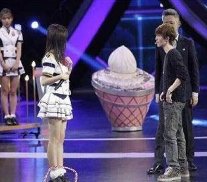 郭敬明多高个人资料  郭敬明竟没一米五九的鞠婧祎高