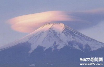​盘点世界十大奇异云彩，帽子云长得像帽子盖在山顶