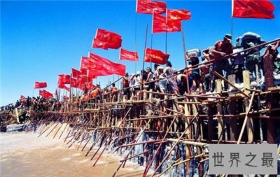 ​1998特大洪水，抗洪救灾场面十分惨烈