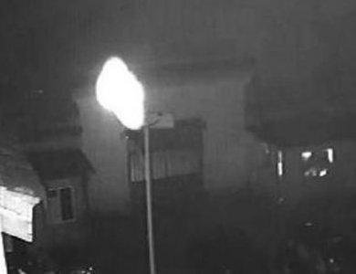 ​淮南八公山白塔寺监控摄像头深夜拍到UFO 专家认为是蜘蛛