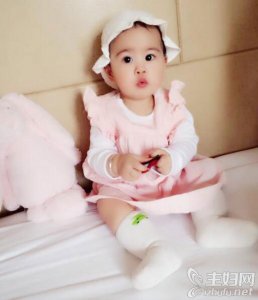 ​包贝尔女儿近照曝光 可爱呆萌从小就是美人胚子