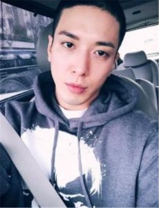 ​郑容和入伍平头曝光，道别粉丝等等我