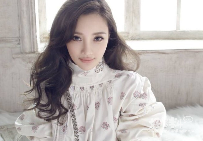李小璐前后对比照流出 究竟是整容还是后天的蜕变