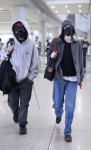 ​44岁谢霆锋和55王菲机场同框，全程一言不发，却露出三个结婚前兆