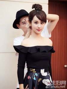 ​杨紫整容了吗 杨紫晒近照被指整的像洋娃娃