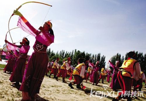 奇异婚俗 锡伯族男女青年以箭为媒