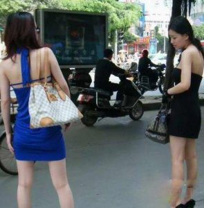 ​高温炙烤下美女们能脱的都脱了