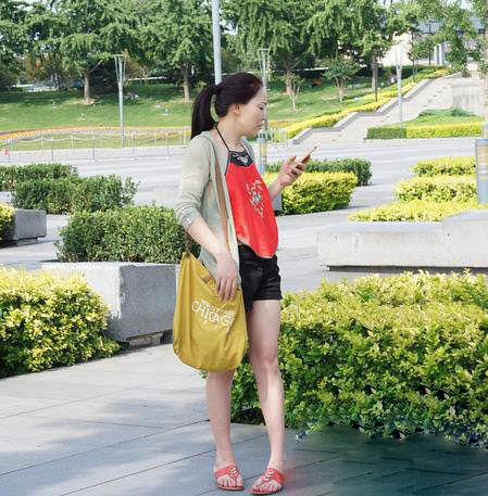 高温炙烤下美女们能脱的都脱了 细腰惹眼